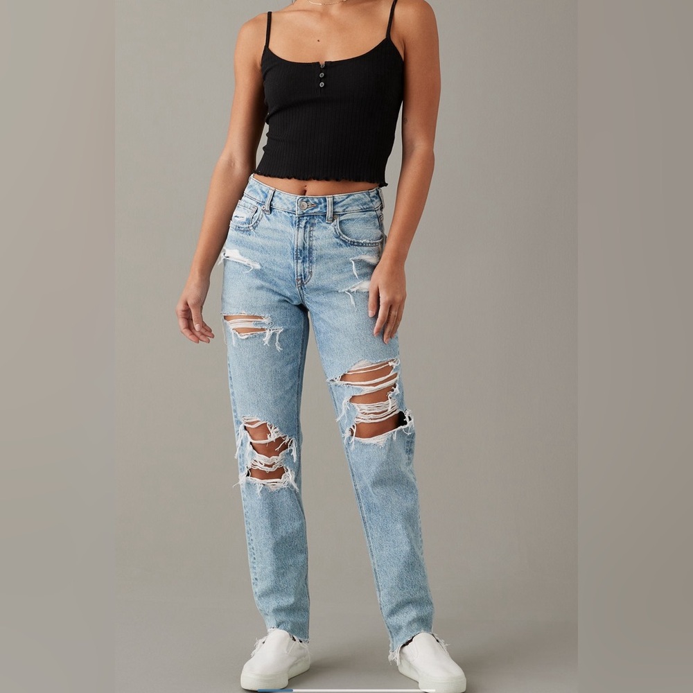 ‼️SOLD‼️NWOT American Eagle Strigid Ripped Mom Jeans Size 0 High Waisted